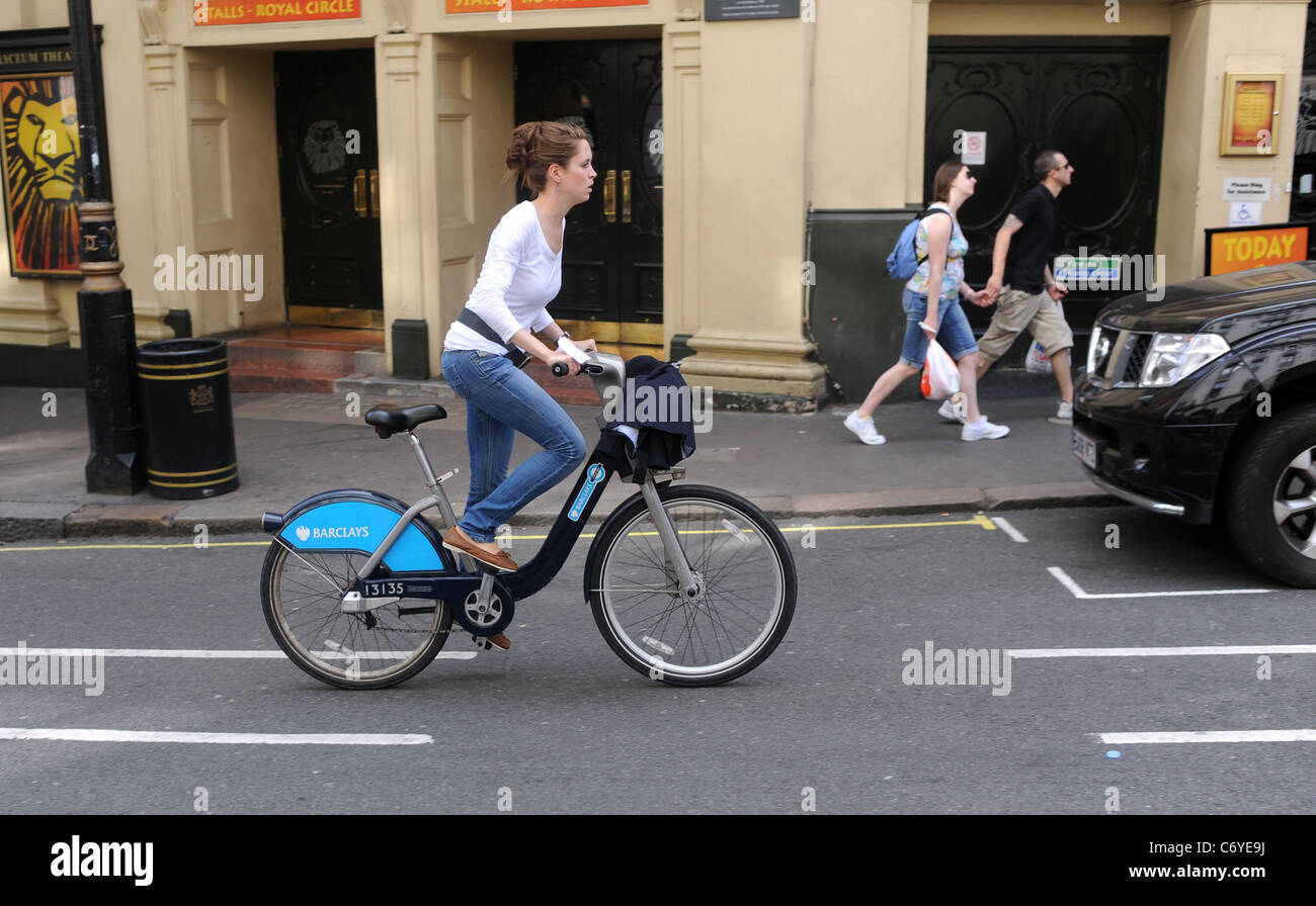 Zyklen für Verleih von Barclays Bank in London City Centre UK gesponsert. Die Fahrräder, die von Boris Johnson eingeführt wurden Stockfoto