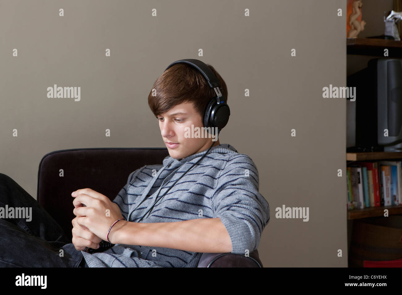 Teenager, die Kopfhörer anhören Stockfoto