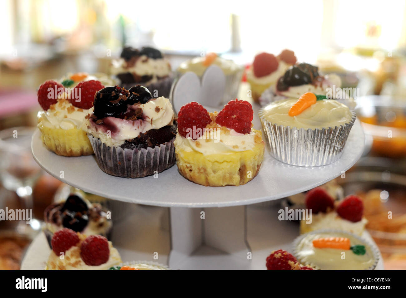 Tortenplatte mit Anzeige der winzige Tasse Kuchen UK Stockfoto