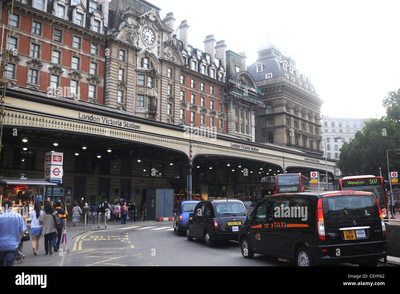 Außerhalb des Londoner Victoria Railway Station mit Taxis außerhalb Großbritanniens Stockfoto