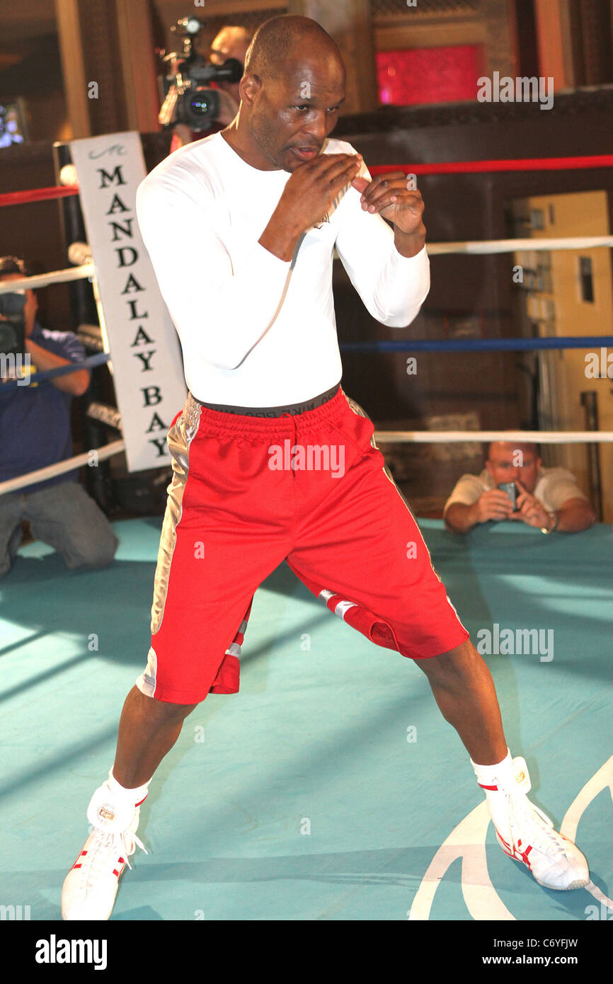 Bernard Hopkins klappt aka The Executioner im Mandalay Bay Resort & Casino vor einem Kampf im Halbschwergewicht am 3. April Stockfoto