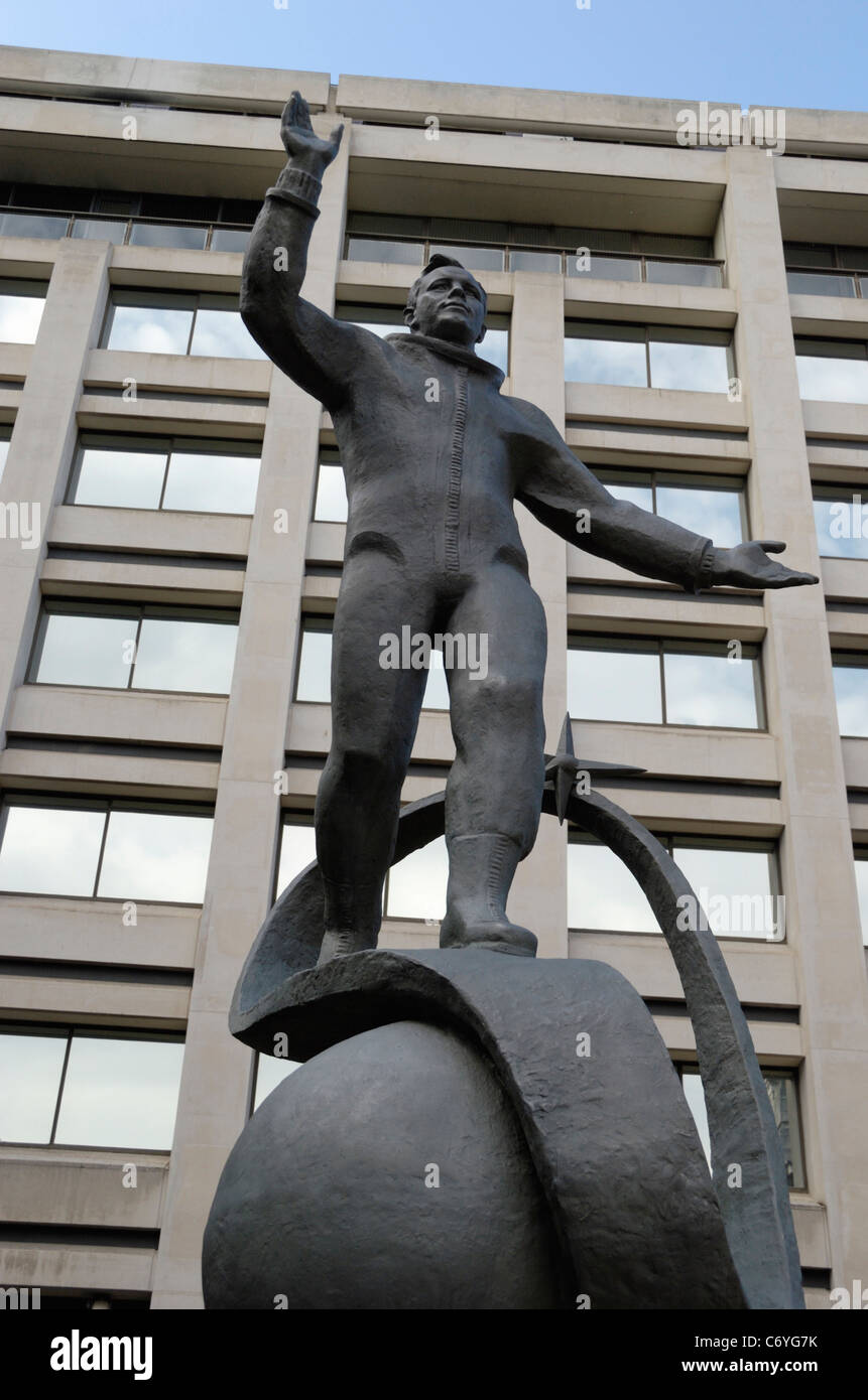 Statue von Yuri Gagarin außerhalb des British Council, Gebäude, Westminster, London, England Stockfoto