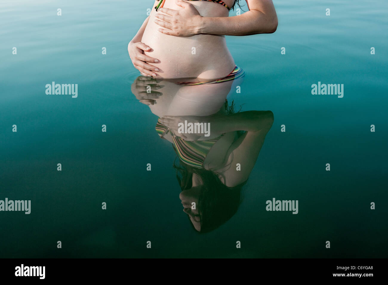 Schwangere Frau im See Stockfoto