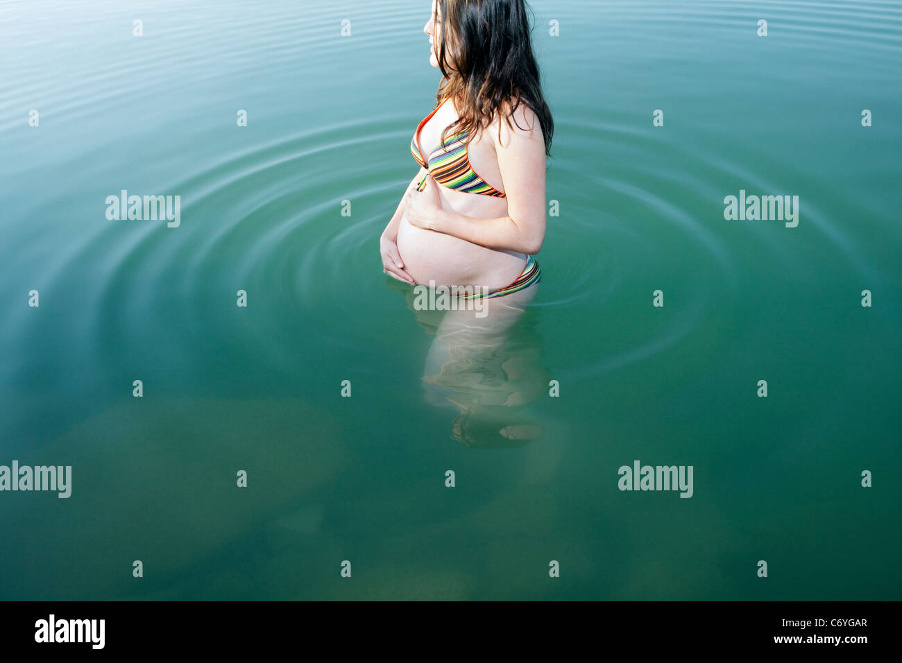 Schwangere Frau im See Stockfoto