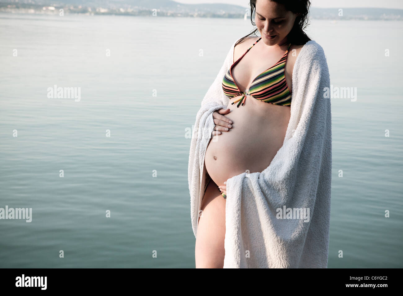 Schwangere Frau See stehen Stockfoto