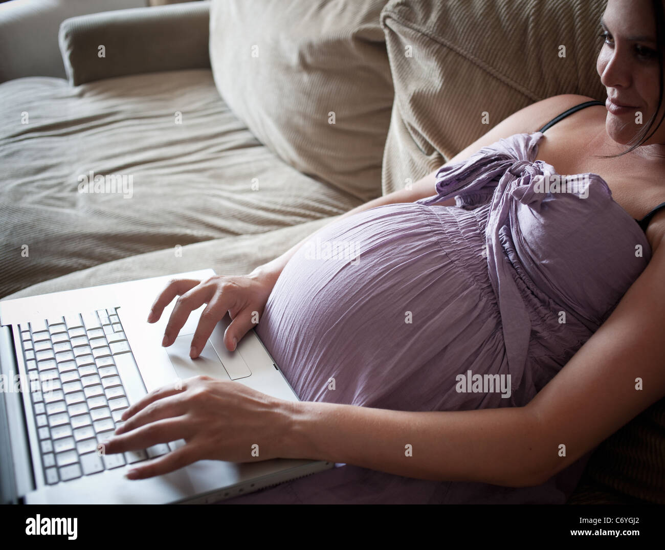 Schwangere Frau mit laptop Stockfoto