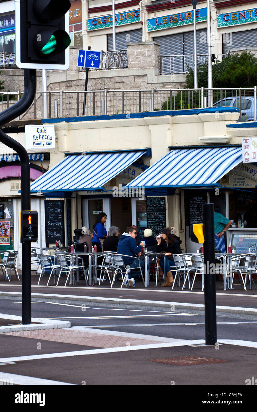 Menschen Essen und trinken im Pavement Cafe in Southend-on-Sea Stockfoto