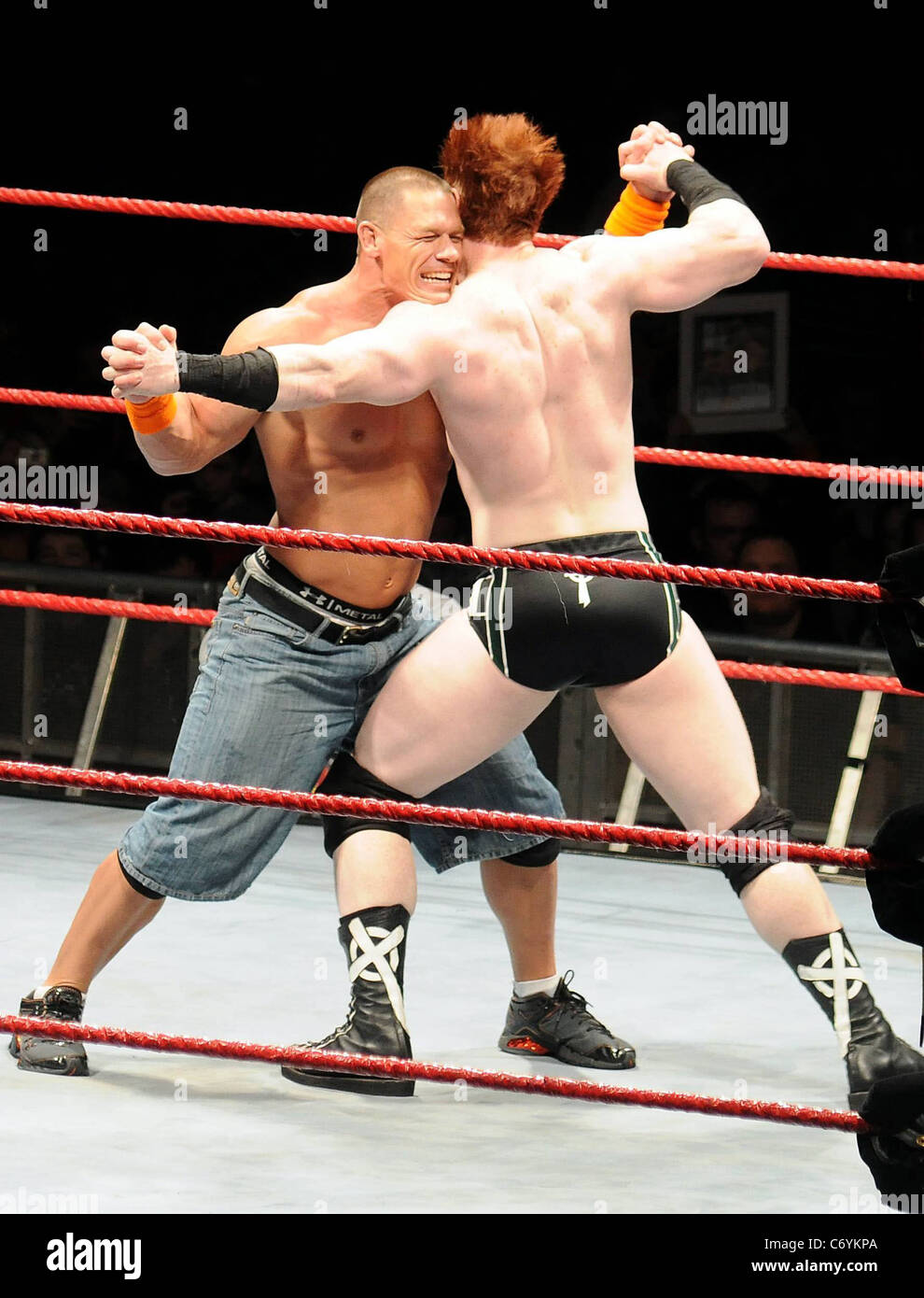 WWE Champion John Cena konfrontiert ehemaligen WWE-Champion Sheamus für den Titel-Gürtel in die O2 Arena und nach langer Kampf Cena beim gewann Stockfoto
