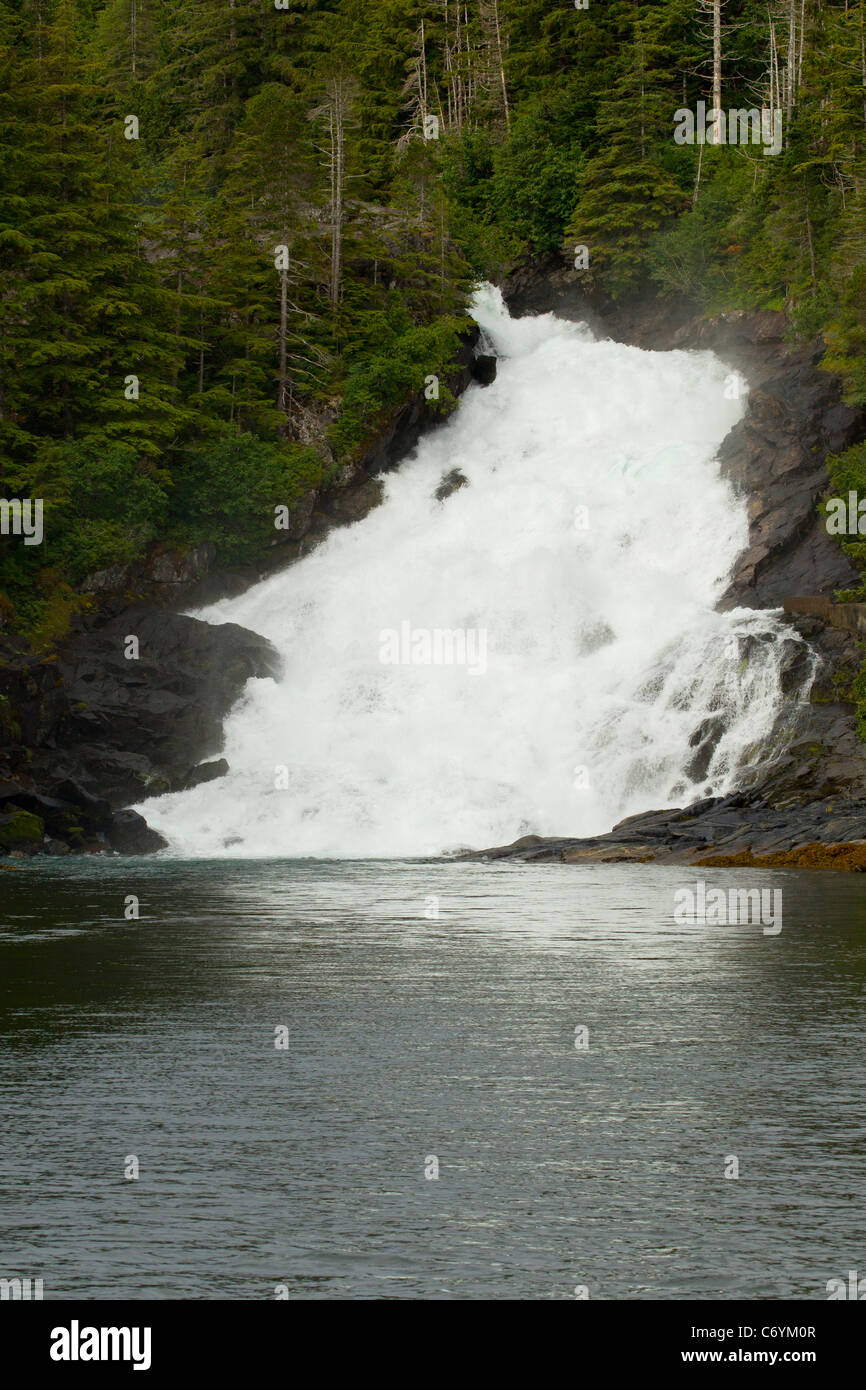 Großer Wasserfall bei Barenhof Thermalquellen, Alaska Stockfoto