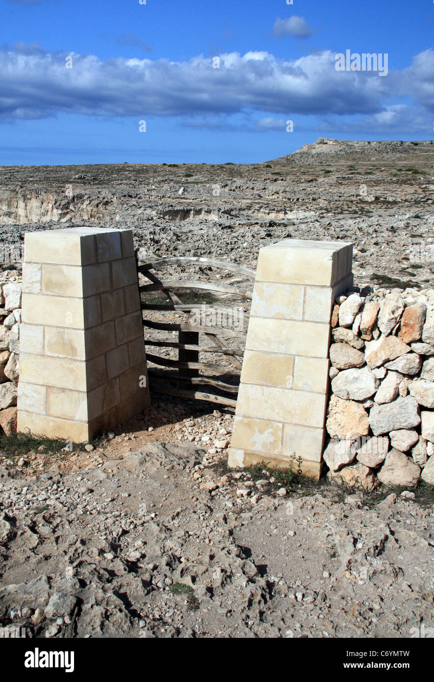 Ein Tor zu einem Gehweg in Menorca Stockfoto