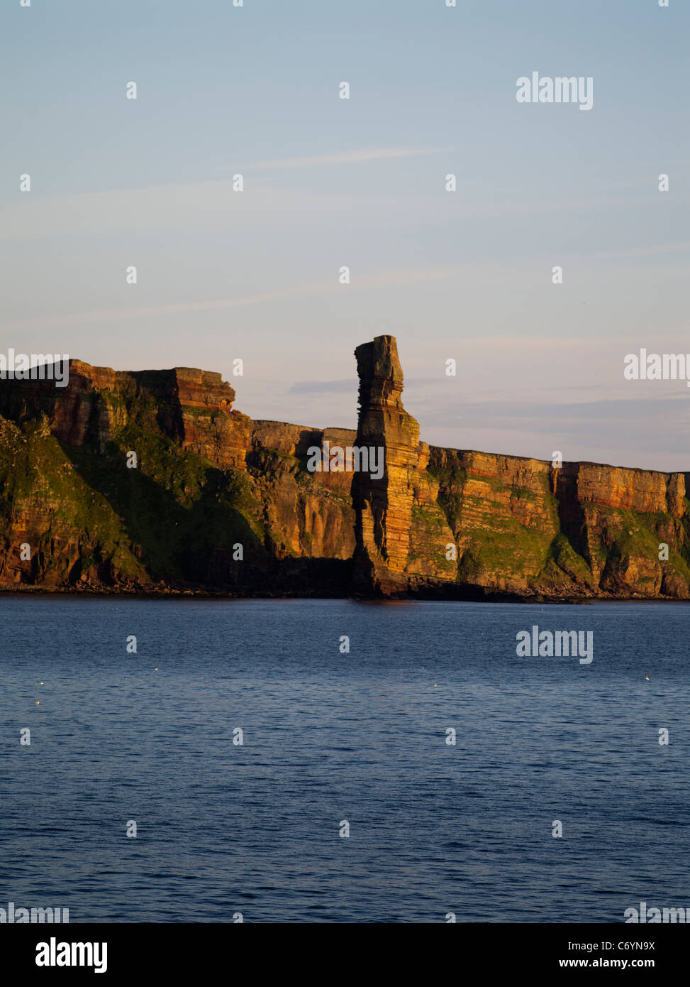 dh Old Man of Hoy HOY ORKNEY Red-Sandstein-Meer-Stack und Hoy Seacliff Küste Stockfoto