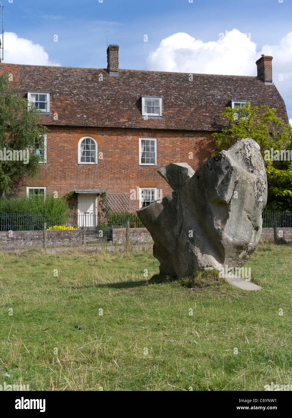 dh Avebury Stone Circle AVEBURY WILTSHIRE Single Neolithisch stehender Stein und Dorfhaus Weltkulturerbe großbritannien Stockfoto