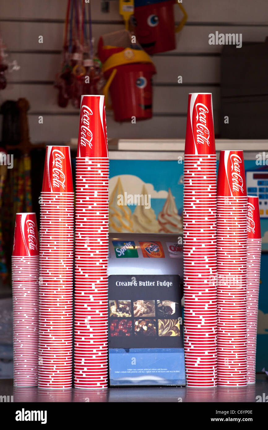 Stapel von Coca Cola Becher am Meer Pavement Cafe Stockfoto