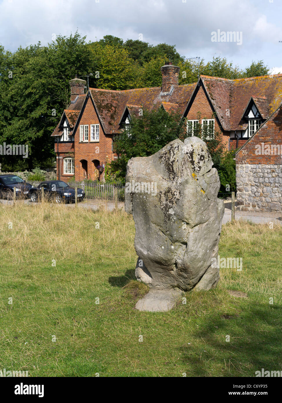 dh Avebury Stone Circle AVEBURY WILTSHIRE neolithischen Menhir und Dorf beherbergt Stockfoto