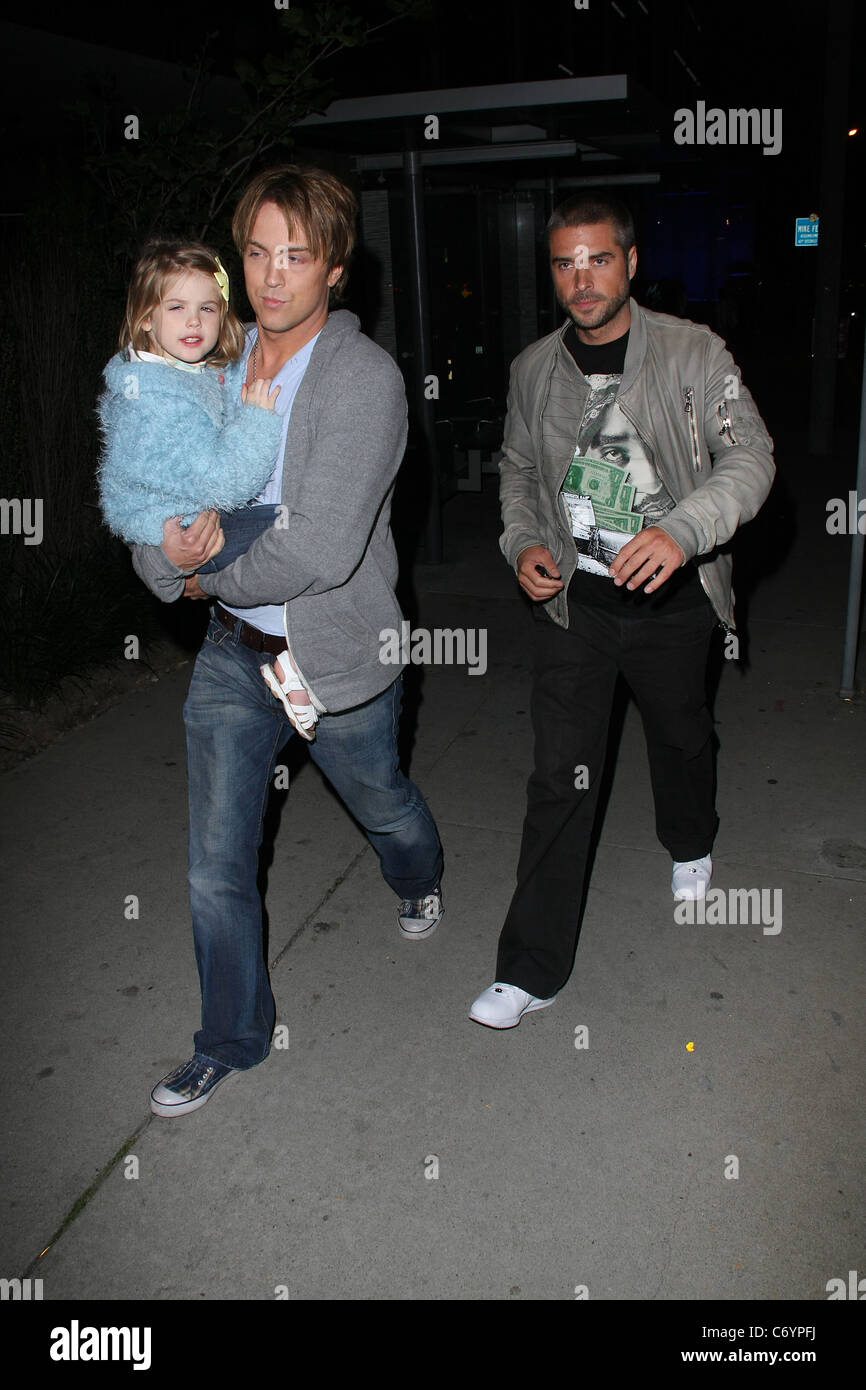 Larry Birkhead und seine Tochter Dannielynn Birkhead außerhalb BOA Steakhouse Los Angeles, Kalifornien - 31.03.10 RHS Stockfoto