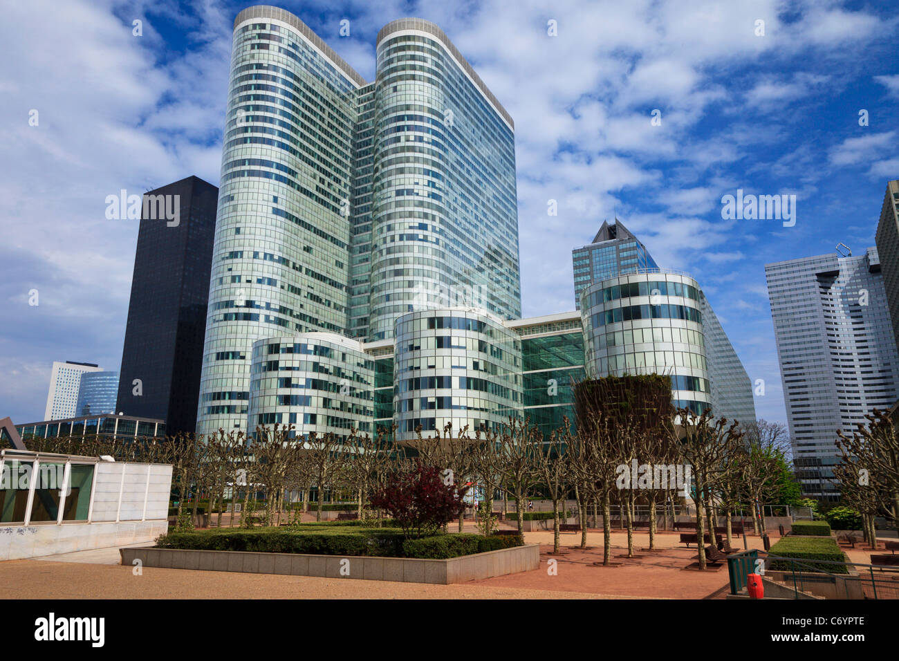 Einzigartigen Wolkenkratzer im berühmten Finanz- und Geschäftszentrum Arrondissement von Paris - La Défense. Stockfoto