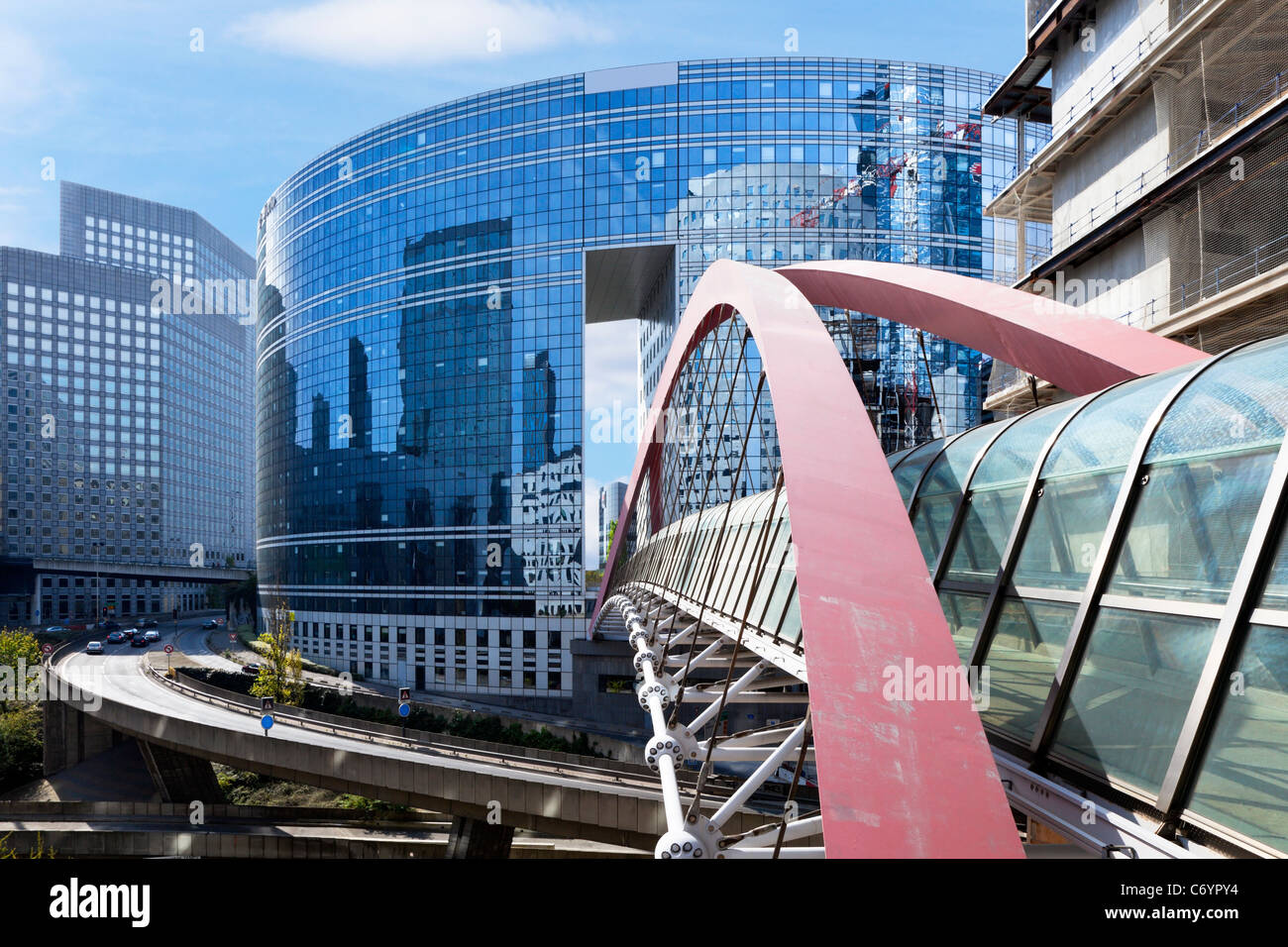 Überdachte Fußgängerbrücke im berühmten Finanz- und Geschäftszentrum Arrondissement von Paris - La Défense. Stockfoto