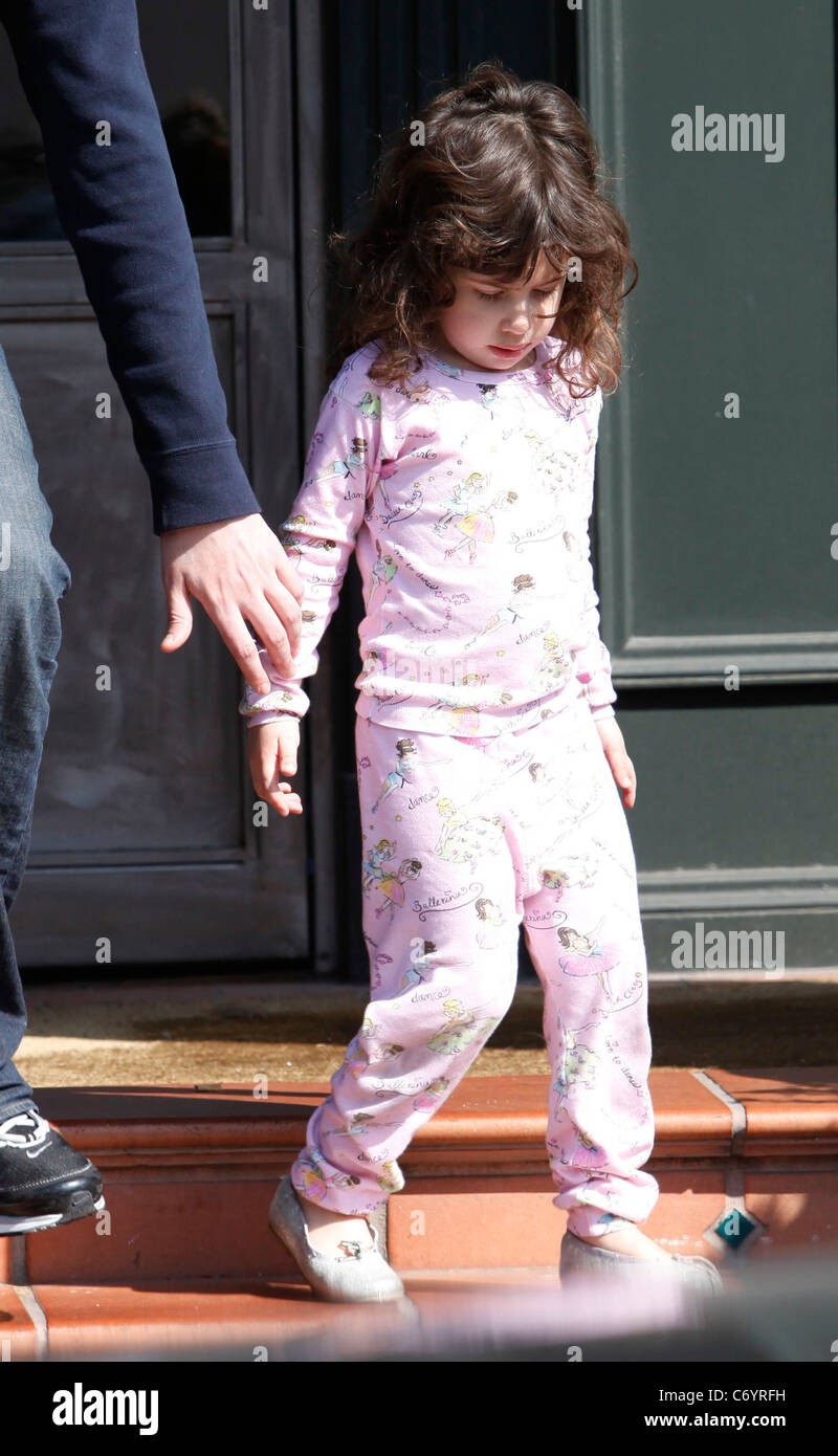 Sadie Sandler Adam Sandler geht zum Mittagessen in Santa Monica mit seiner Frau Jackie Titone und Tochter Sadie. Los Angeles, Stockfoto