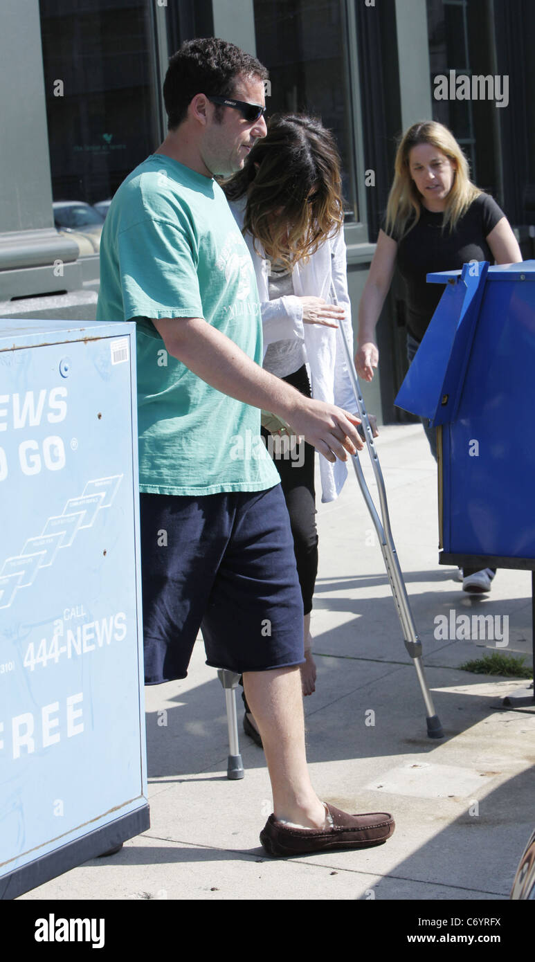 Adam Sandler geht zum Mittagessen in Santa Monica mit seiner Frau Jackie Titone und Tochter Sadie. Los Angeles, Kalifornien, USA- Stockfoto