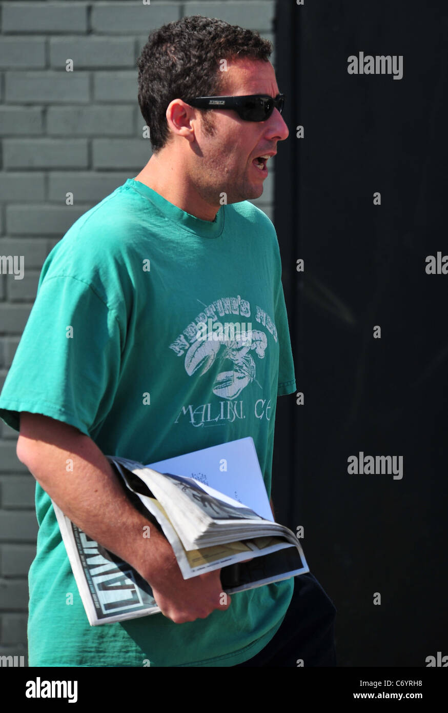 Adam Sandler geht zum Mittagessen in Santa Monica mit seiner Frau Jackie Titone und Tochter Sadie. Los Angeles, Kalifornien, USA- Stockfoto