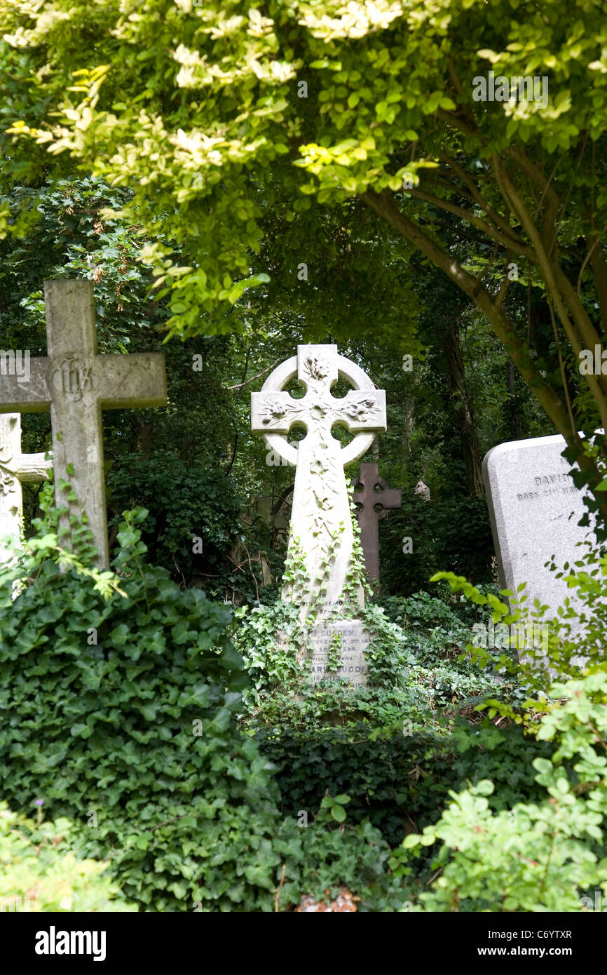Highgate Cemetery Kreuze Stockfoto