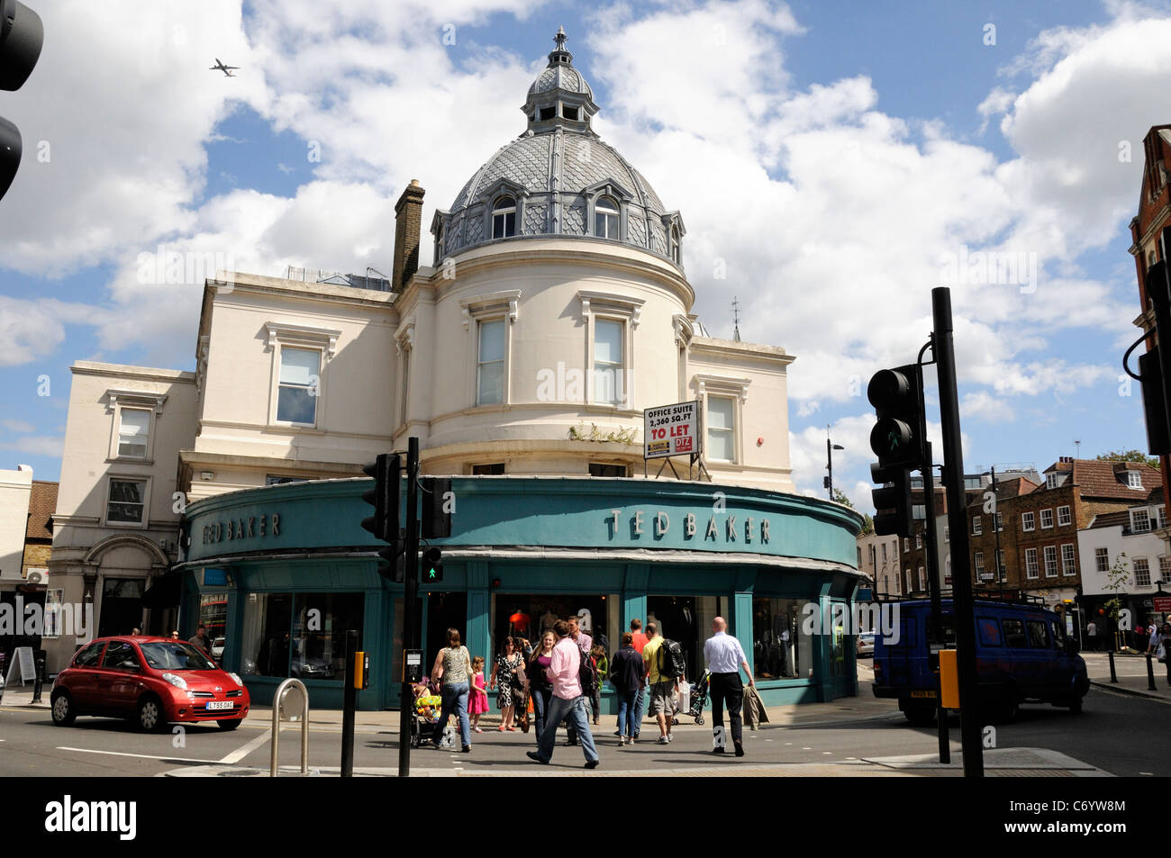 Menschen beim Überqueren der Straße vor Ted Baker-Shop in Richmond upon Thames City Centre Surrey UK Stockfoto