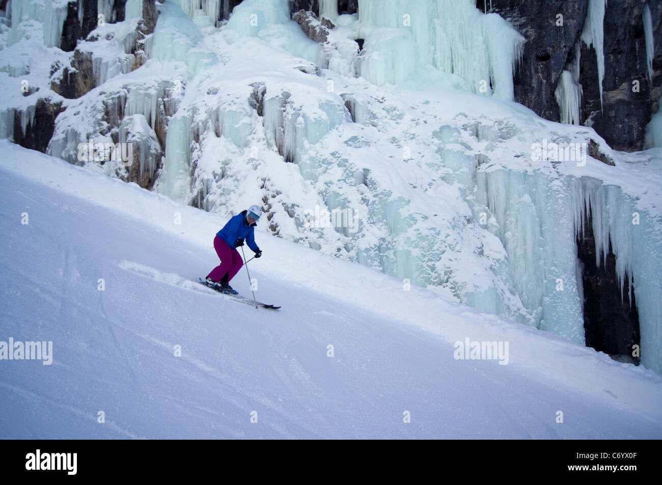 Frau Skifahren mit einem Eisbruch im Hintergrund Stockfoto