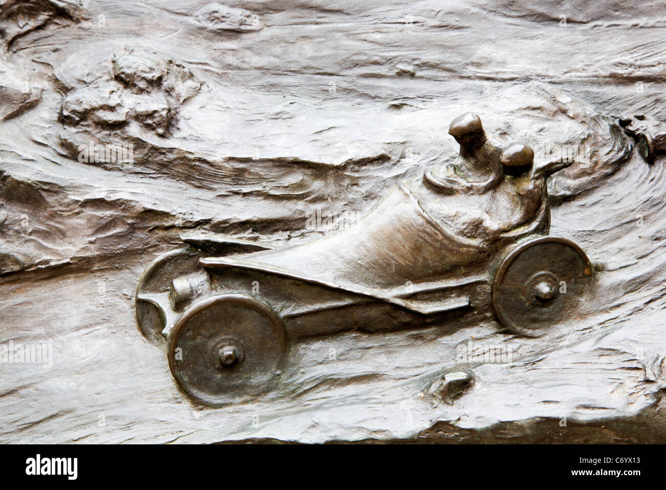Auto-Detail auf Sockel unter Charles Stewart Rolls Statue Monmouth Monmouthshire Wales Stockfoto