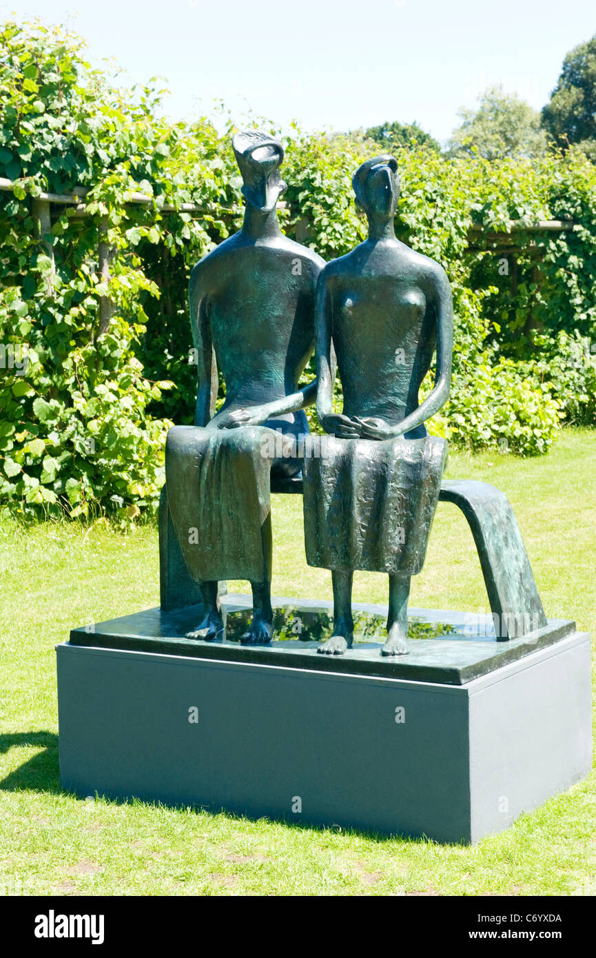 Henry Moore-Ausstellung, moderne zeitgenössische Skulpturen & Statuen, West Garten, Hatfield house 1953 König & Königin Stockfoto