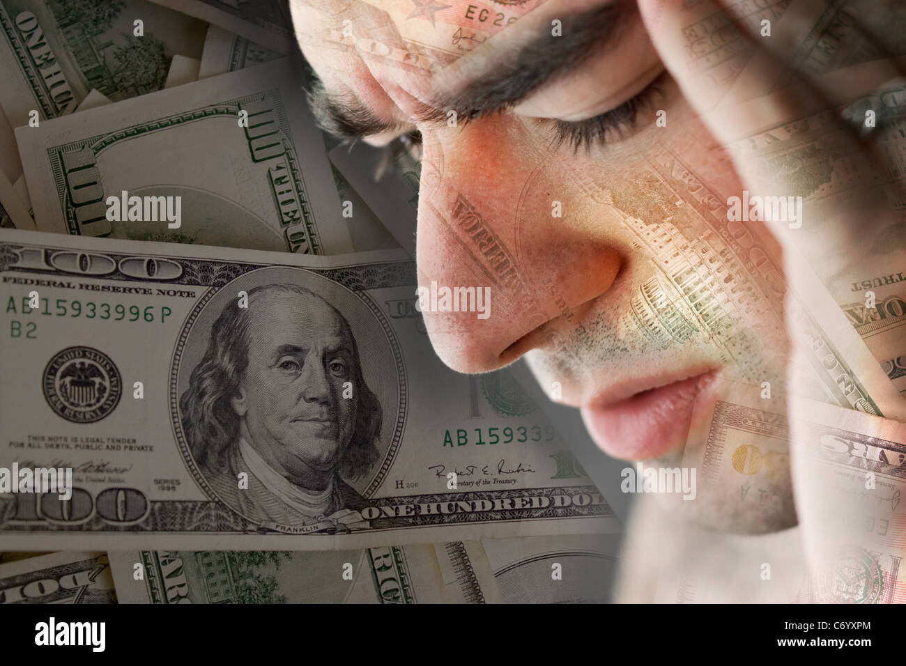 Dieser junge Mann erlebt intensiven Belastung über eine Zeit des wirtschaftlichen Abschwungs oder andere finanzielle Not. Stockfoto