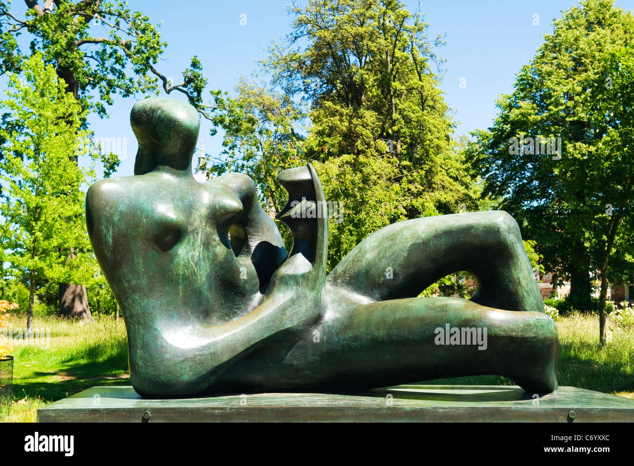 Henry Moore-Ausstellung, moderne zeitgenössische Skulpturen & Statuen, West Garten, Hatfield House 1976 liegende Mutter & Kind Stockfoto
