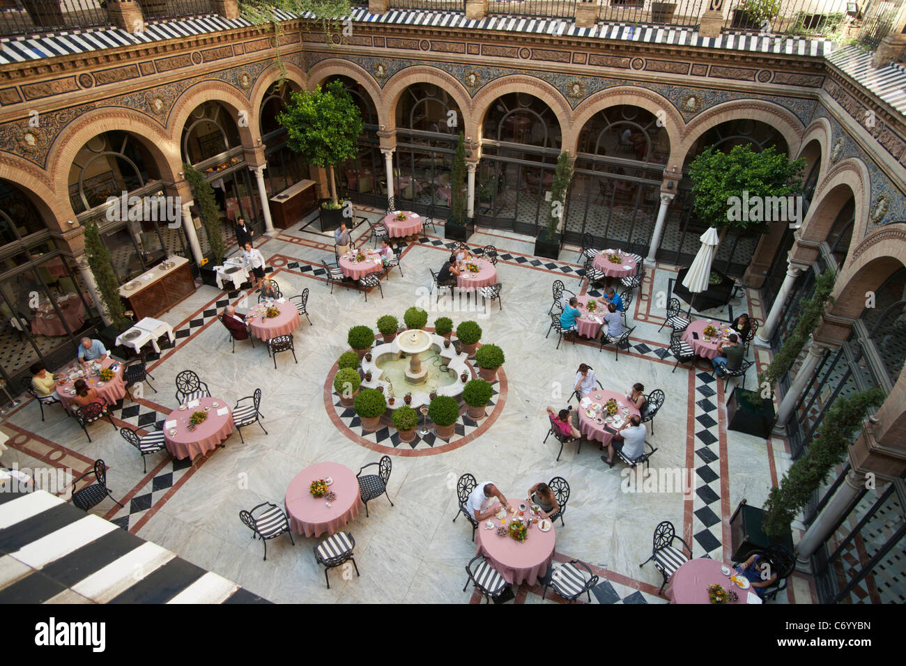 Hof, Hotel Alfonso XIII, Sevilla, Spanien Stockfoto