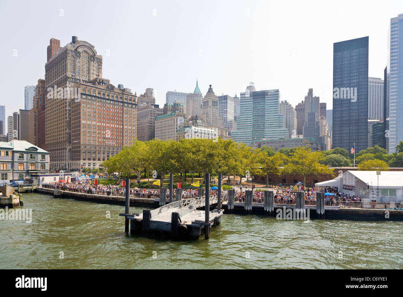 Menschen warten auf New Yorker Freiheitsstatue Fähre im Battery Park im unteren Manhattan Financial District von New York City Stockfoto