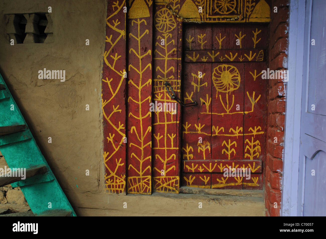 Traditionelle alte Haustür gemalt in Old Manali Dorf. Stockfoto
