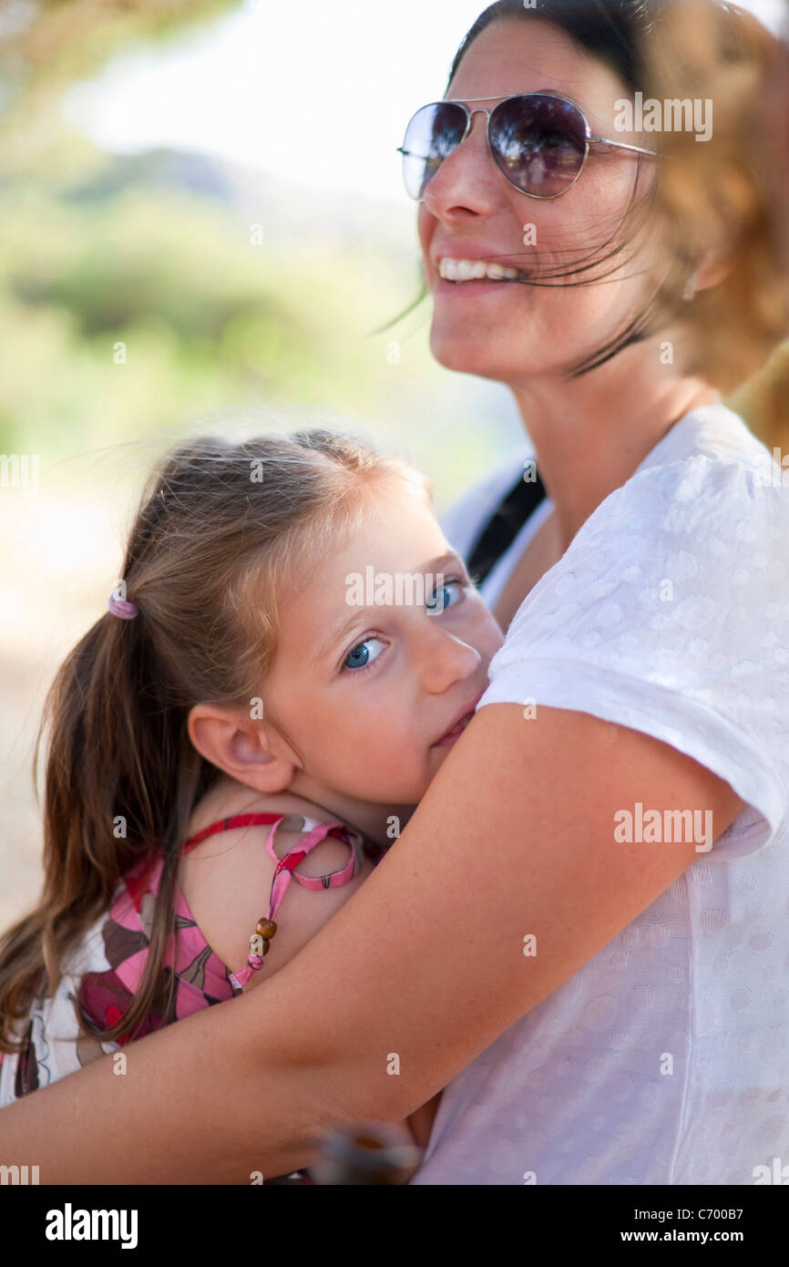 Mutter umarmt Tochter im freien Stockfoto