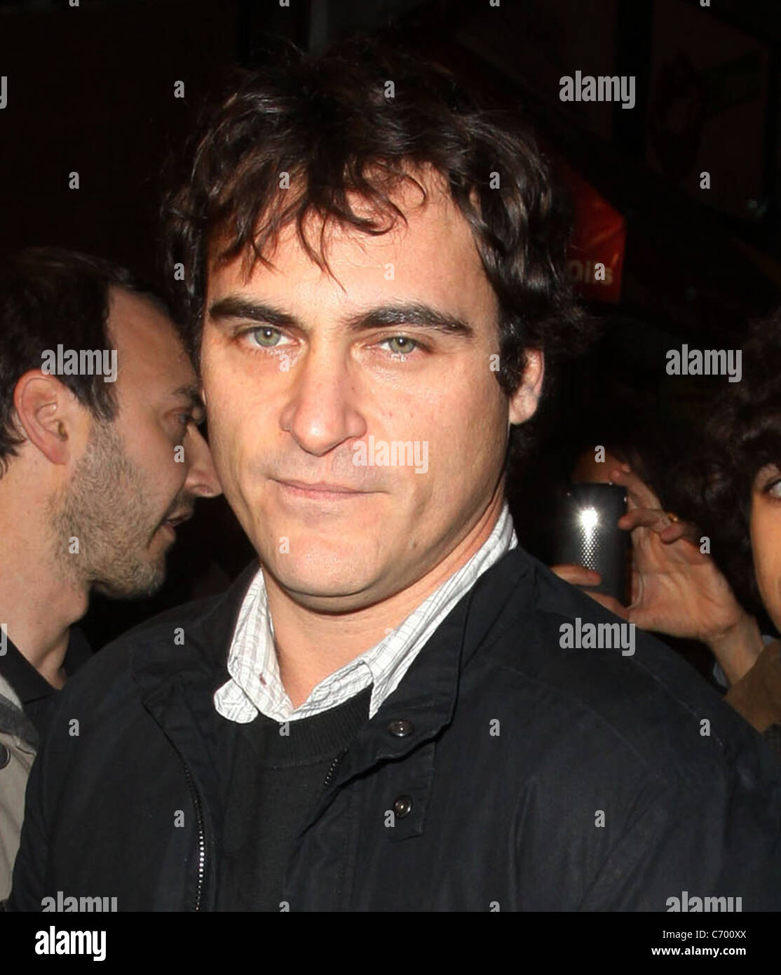 Joaquin Phoenix Ausfahrt durch den Souvenirladen - ein Banksy Film USA Premiere statt auf der Los Angeles Theatre. Los Angeles, Stockfoto