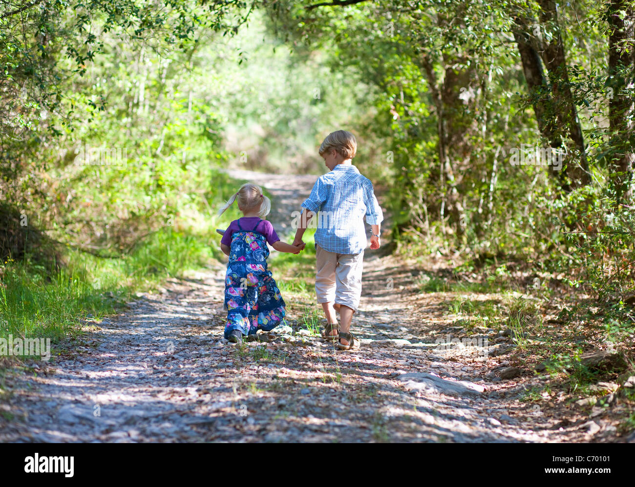 Kinder gehen Hand in Hand im freien Stockfoto