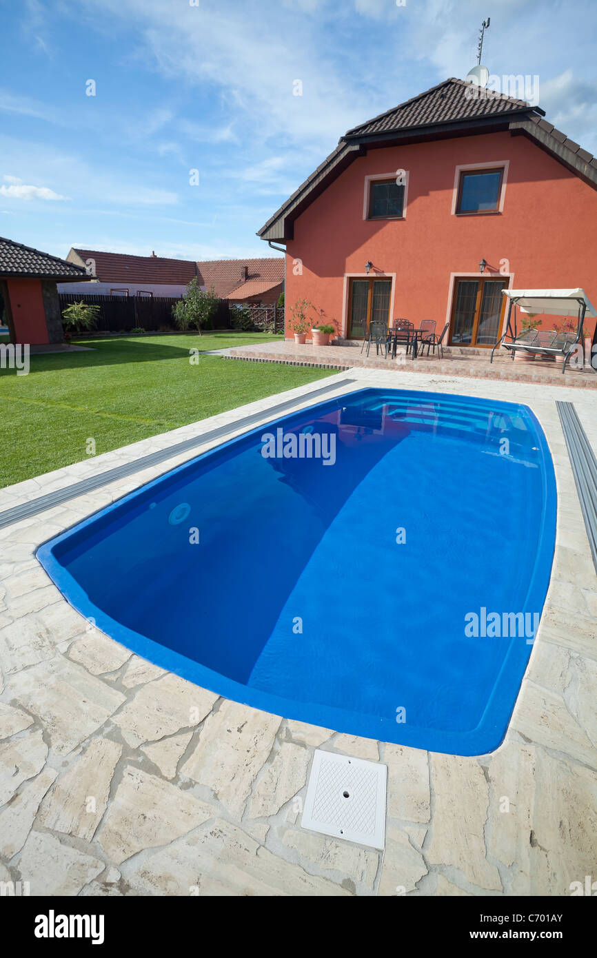 Der Pool mit Garten Stockfoto