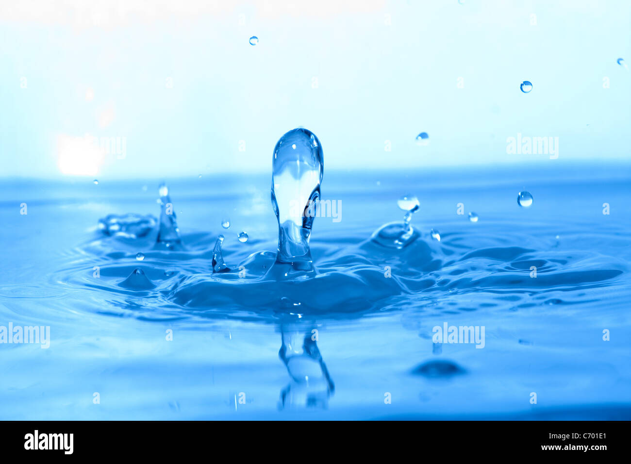 Einem blauen Wassertropfen Spritzen Hintergrund. Geringe Schärfentiefe. Stockfoto