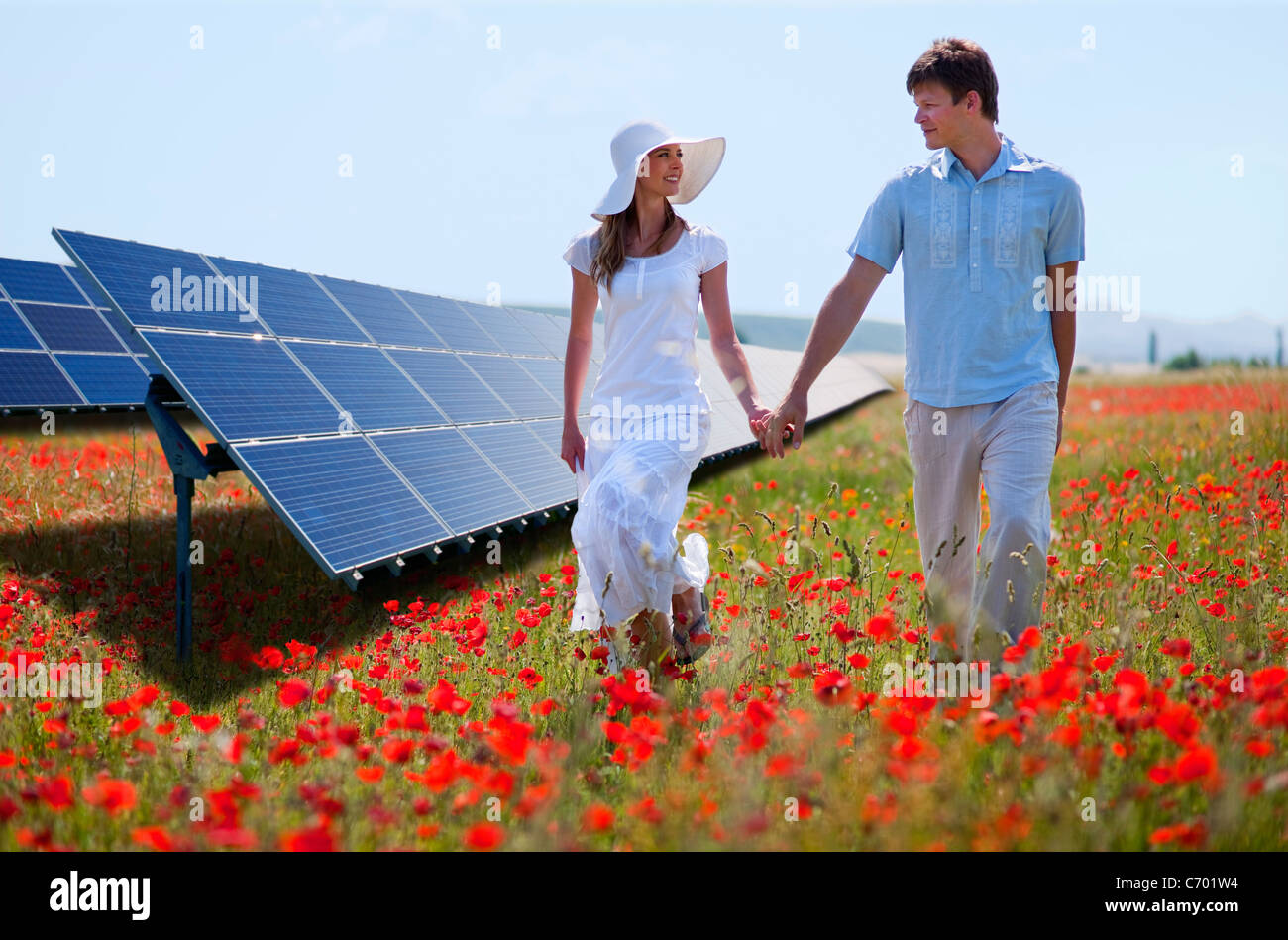 Paare, die durch Sonnenkollektoren Stockfoto