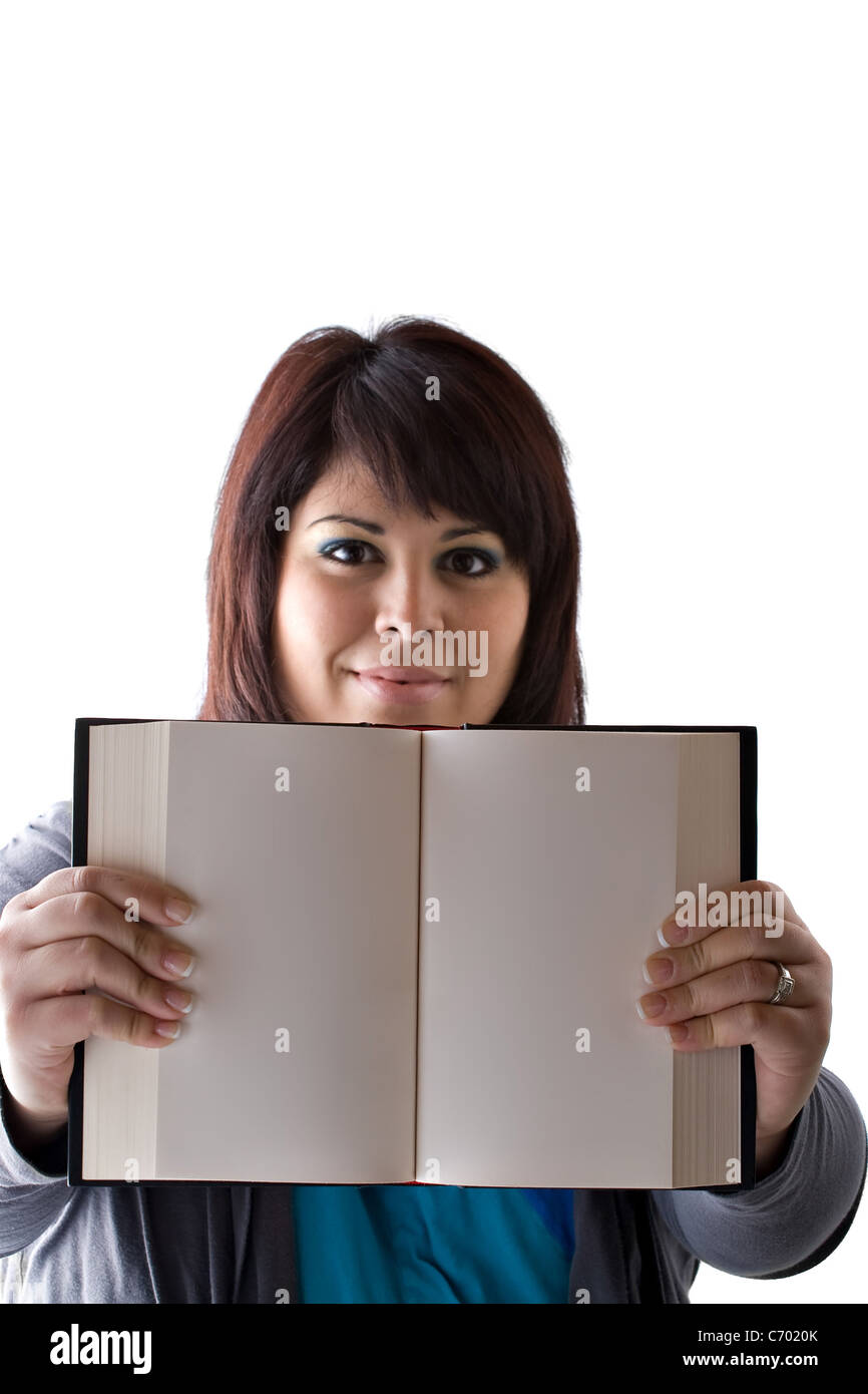 Ein zwanzig plus Size-Model hält ein Buch mit leeren Seiten und Exemplar. Stockfoto