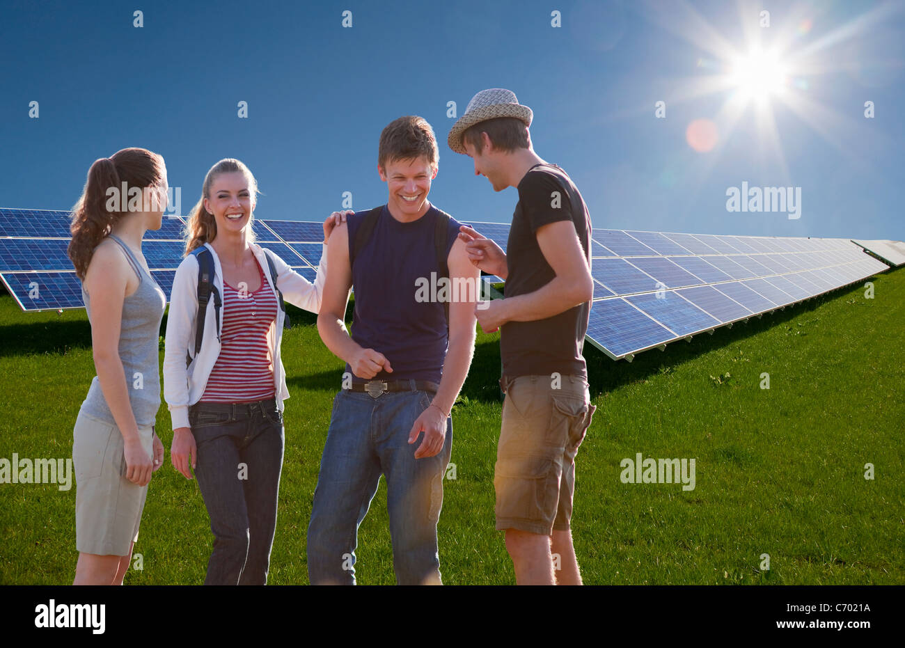 Leute reden von Sonnenkollektoren Stockfoto