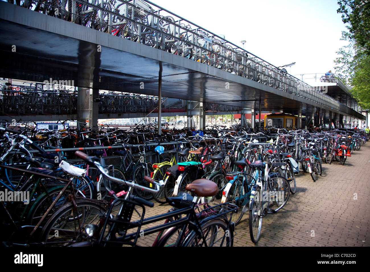 Multi-Level-Parkplatz für Fahrräder in der Stadt Amsterdam, Niederlande Stockfoto