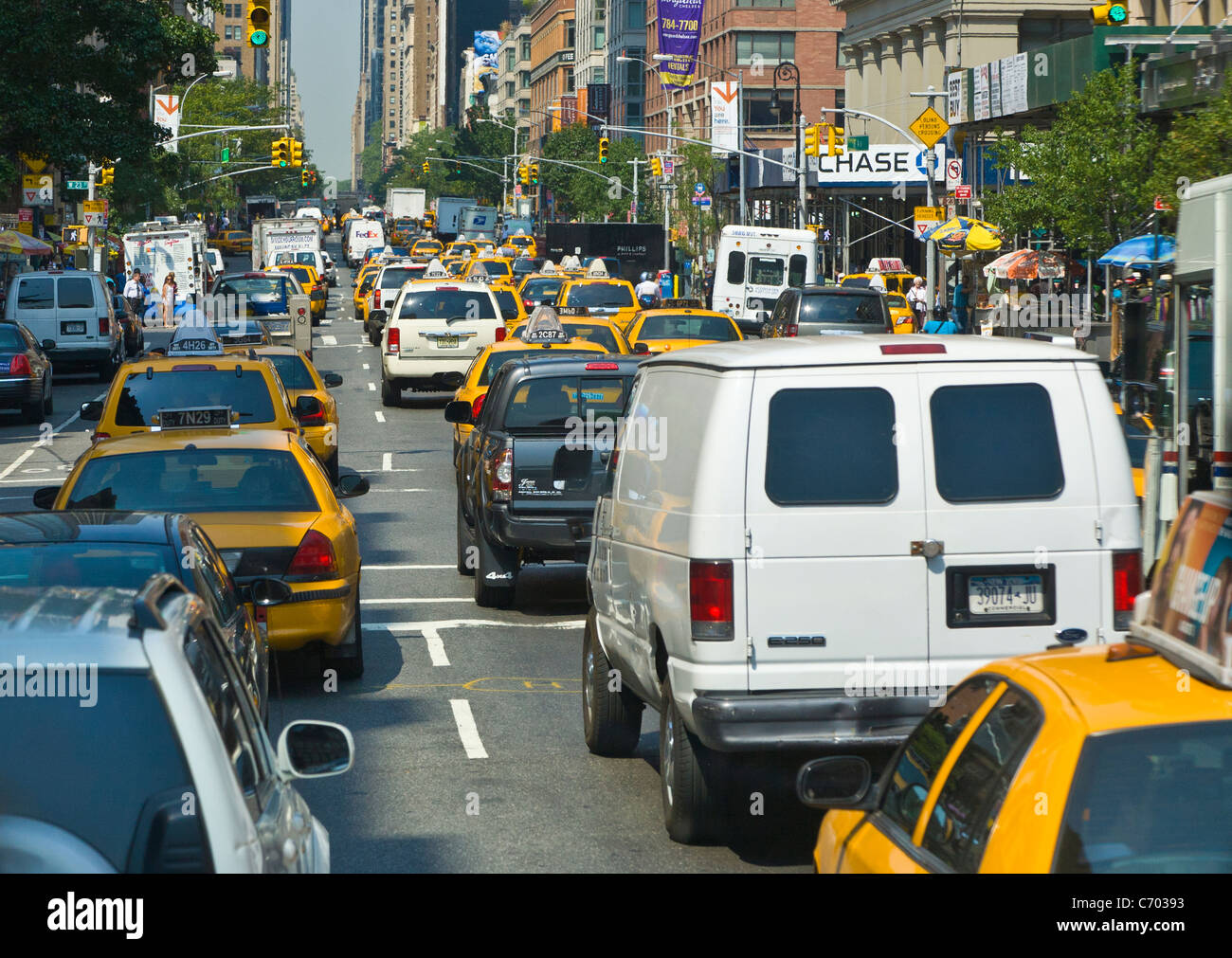 Verkehr und Fußgänger auf überfüllten Straßen in Manhattan in New York City Stockfoto