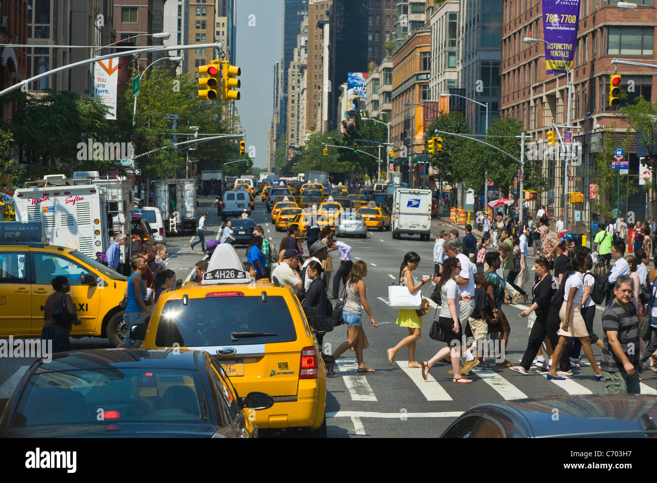 Verkehr und Fußgänger auf überfüllten Straßen in Manhattan in New York City Stockfoto