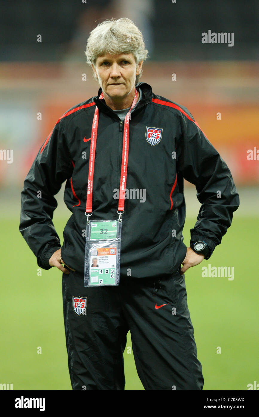 Vereinigten Staaten-Cheftrainer Pia Sundhage Uhren Team Poloshirt vor der Fußball-Weltmeisterschaft der Frauen 2011 Finale gegen Japan. Stockfoto