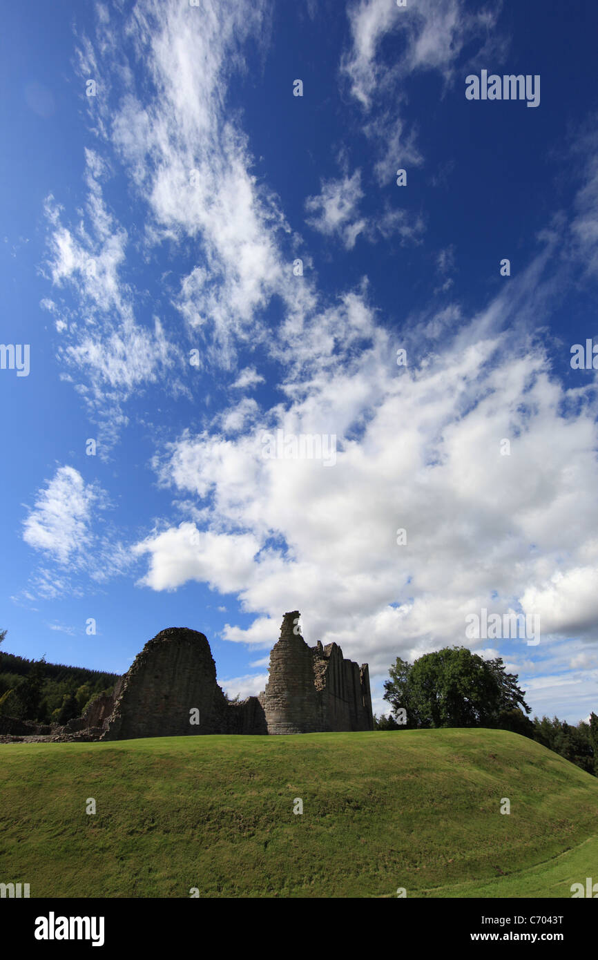 Dreizehnten Jahrhundert [Kildrummy Castle], Aberdeenshire, Schottland zeigt die Defensive Graben oder Graben Stockfoto