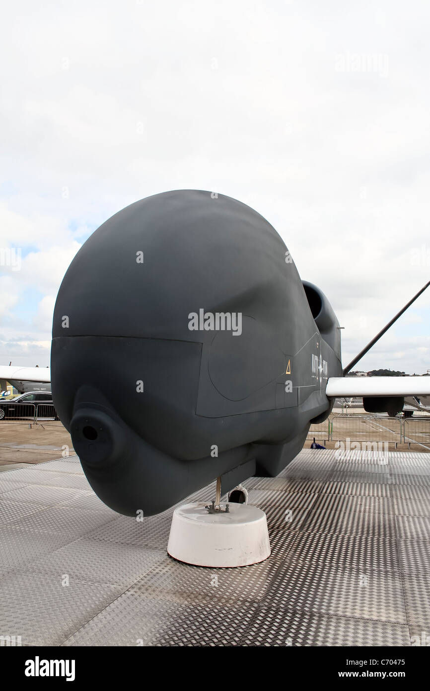 Der Northrop Grumman RQ-4 Global Hawk, ein unbemanntes Luftfahrzeug (UAV), wird auf der Farnborough International Airshow gezeigt. Dieses fortschrittliche Überwachungsflugzeug ist für Aufklärungsmissionen in großer Höhe und Langlebigkeit konzipiert. Stockfoto Der Northrop Grumman RQ-4 Global Hawk, ein unbemanntes Luftfahrzeug (UAV), wird auf der Farnborough International Airshow gezeigt. Dieses fortschrittliche Überwachungsflugzeug ist für Aufklärungsmissionen in großer Höhe und Langlebigkeit konzipiert. Stockfoto