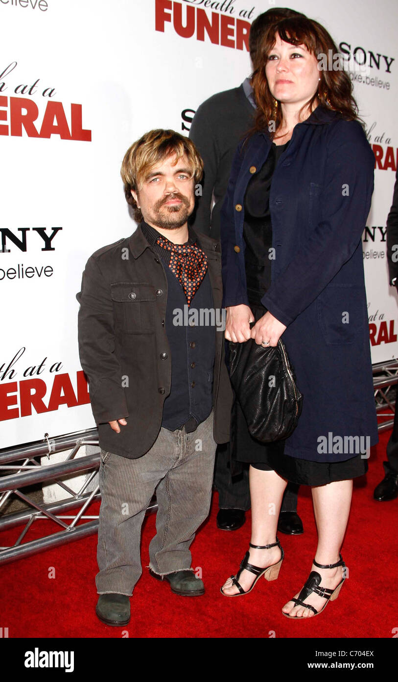 Peter Dinklage und seine Frau Erica Schmidt Welt-Premiere von "Tod am A Funeral" statt, an der ArcLight Cinerama Dome Los Stockfoto