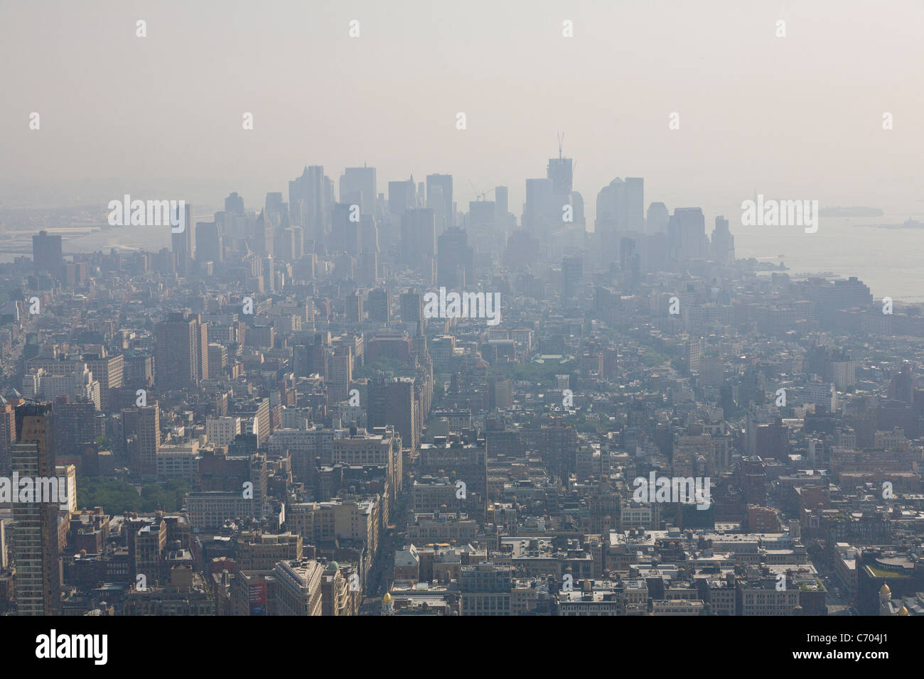 Lower Manhattan an einem heißen dunstigen Tag in New York City Stockfoto